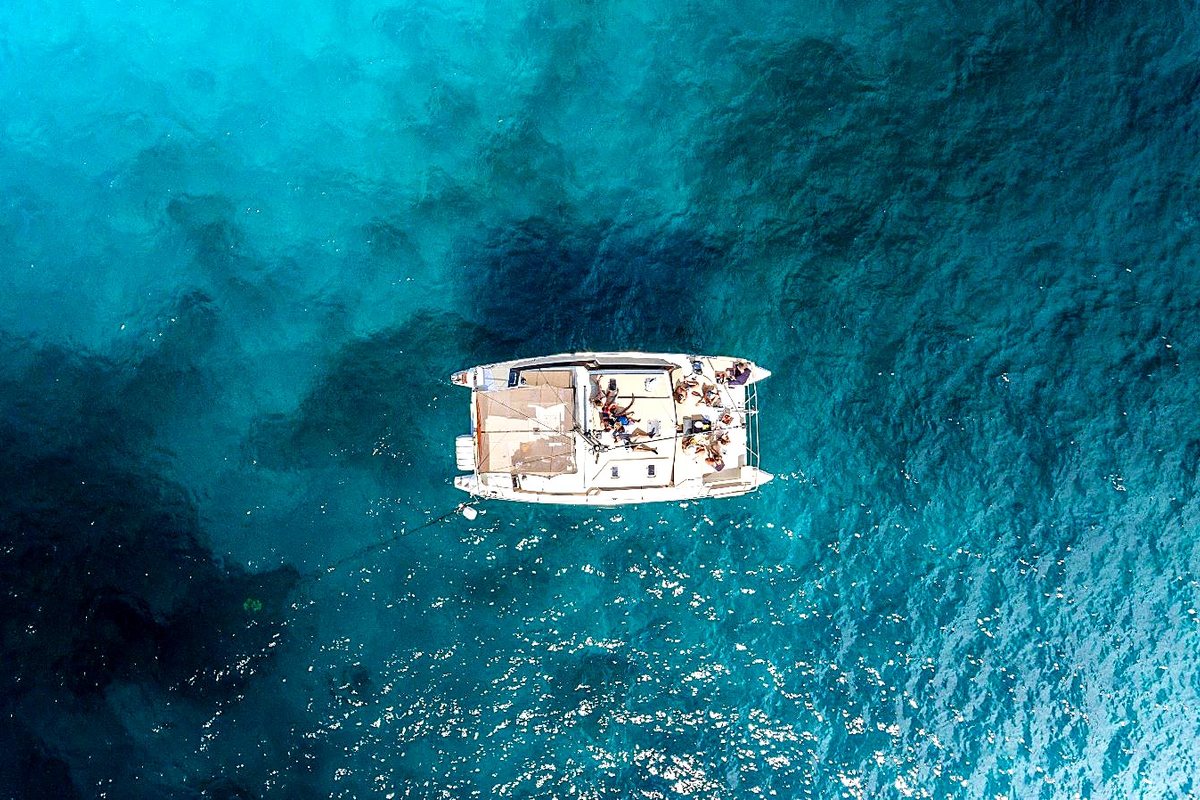 Grupo de amigos en un catamarán