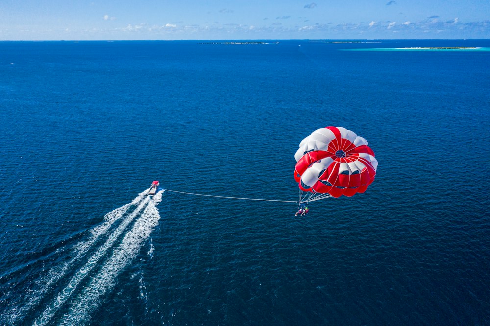 Paracaídas de parasailing tirado por una lancha